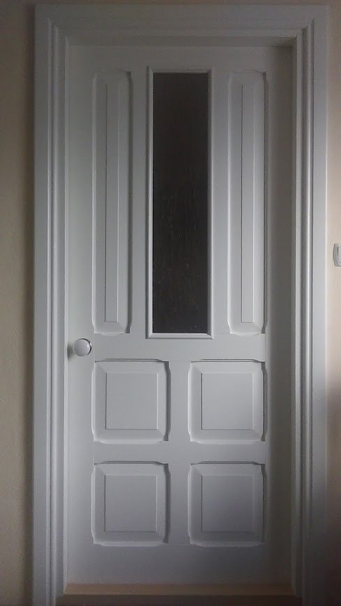 Baltas iekšdurvis