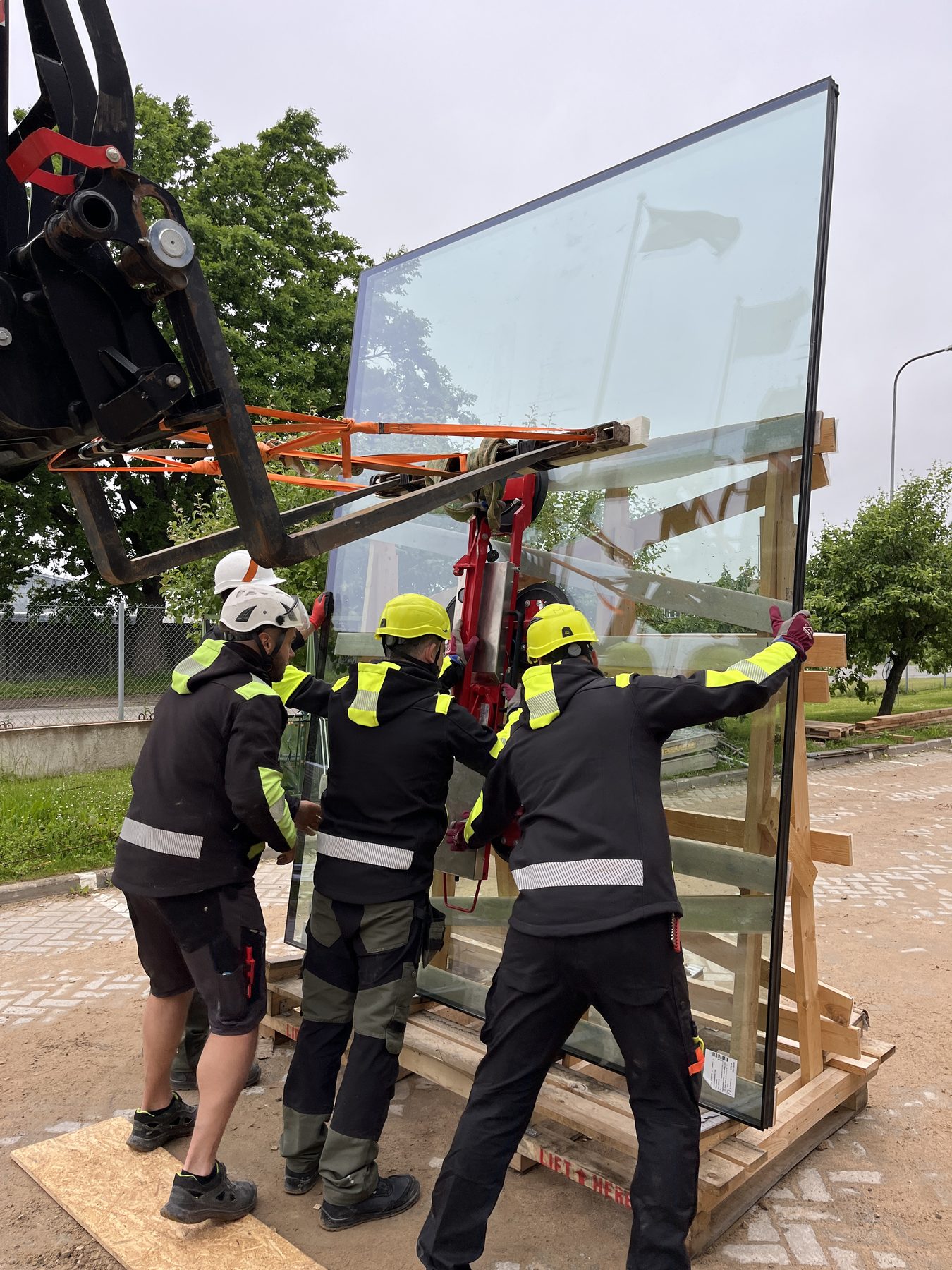 WINDOW SERVISS komanda montē lielizmēra stiklojumu ar pacelšanas tehniku